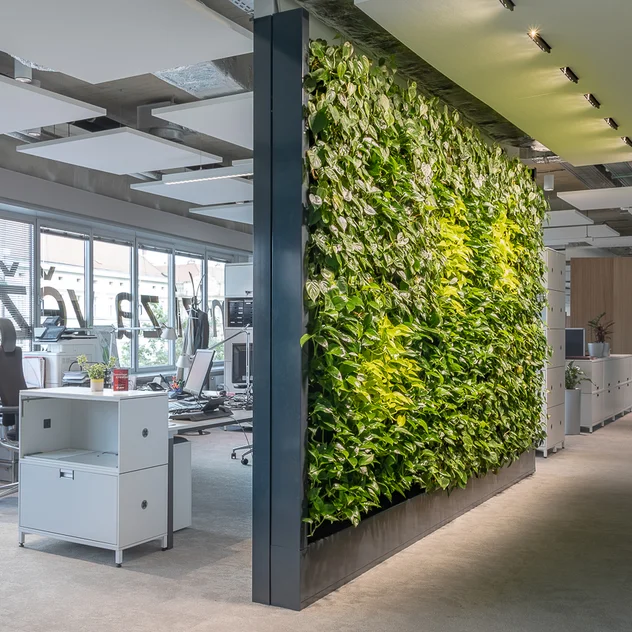 E-ON Prag - Smíchov - luxuriöse Blumenwand in einem modernen Büro