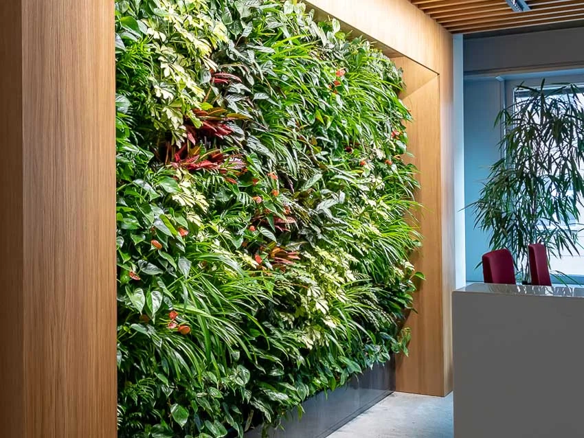 EON, Prag Smíchov, Blumenwand - Blumenwand im Innenraum mit üppiger vertikaler Bepflanzung EON, Prag Smíchov - Blumenwand im Innenraum mit üppiger vertikaler Bepflanzung