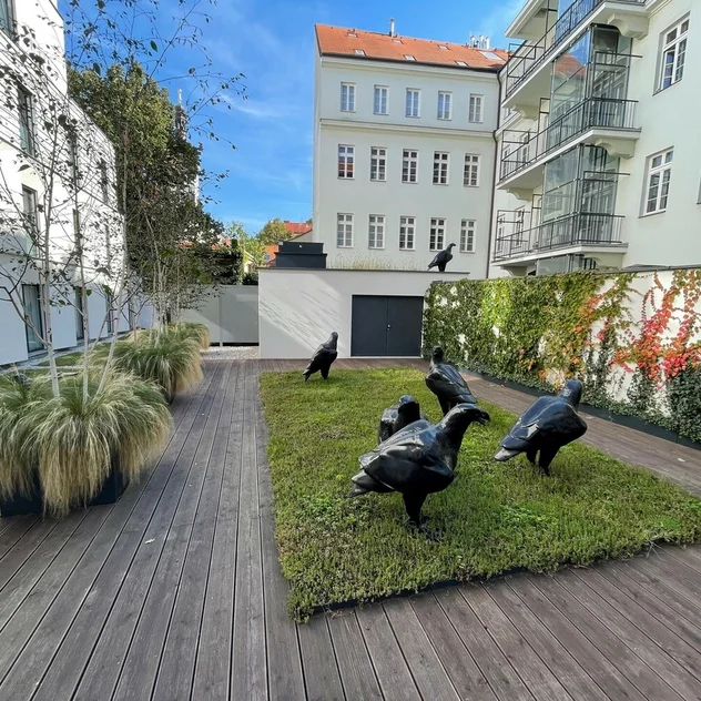 Hotel Cube Prag - Dachbeete mit Zierpflanzen auf einem modernen Gebäude