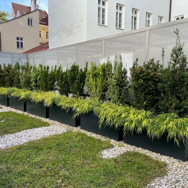 Hotel Cube Prag - Hochbeete am Dach für die Kultivierung von Zierpflanzen