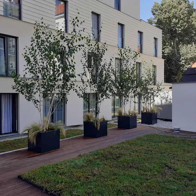 Hotel Cube Prag - Umsetzung von Dachbeeten auf der Terrasse eines Bürogebäudes