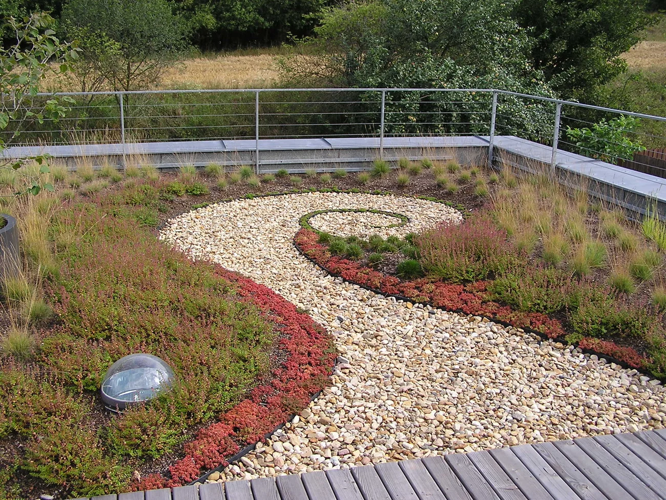 SCS Software, Prag, Blumenwand - Naturnaher Dachgarten mit individueller Bepflanzung SCS Software, Prag - Naturnaher Dachgarten mit individueller Bepflanzung