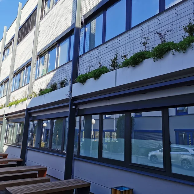 TE Connectivity Kuřim - ökologische grüne Fassade mit Pflanzen am Gebäude