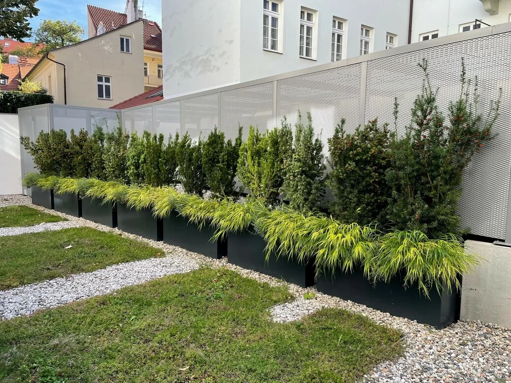Techo, Prag, lebende Raumteiler - Moderner Dachgarten mit Hochbeeten und Pflanzgefäßen Techo, Prag - Moderner Dachgarten mit Hochbeeten und Pflanzgefäßen