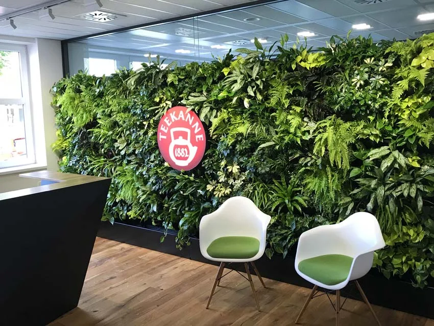 Teekanne, Prag, Blumenwand - Blumenwand im Innenraum mit automatischem Bewässerungssystem Teekanne, Prag - Blumenwand im Innenraum mit automatischem Bewässerungssystem